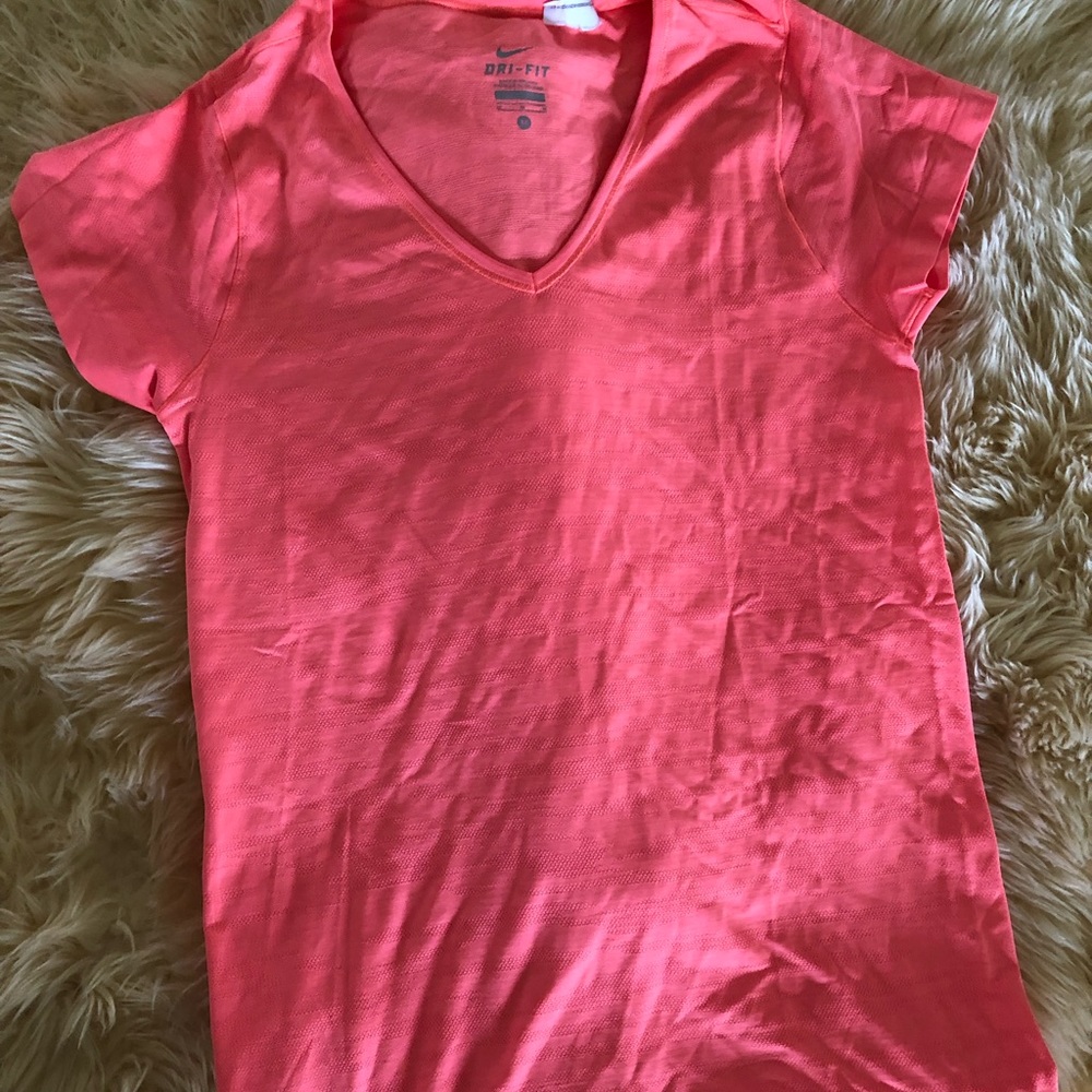 Women’s Nike Drifit short sleeve shirt